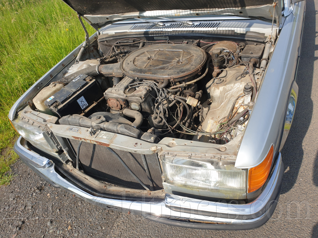 Mercedes-Benz 280SE W116 Stříbrná