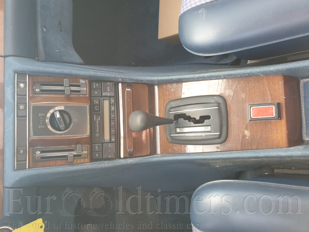 Mercedes-Benz 280SE W116 Stříbrná