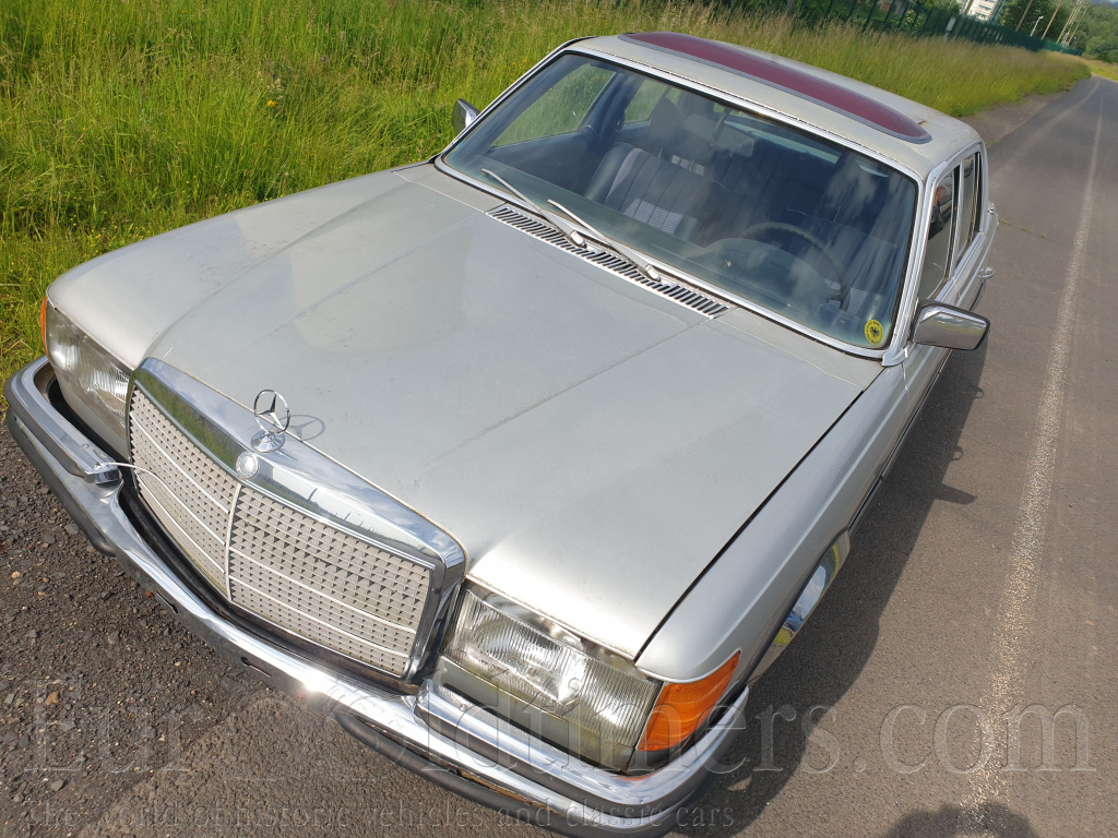 Mercedes-Benz 280SE W116 Stříbrná