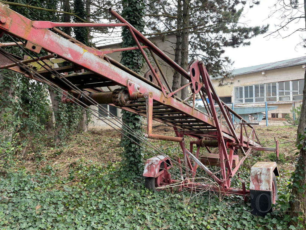 Starý mobilní hasičský žebřík