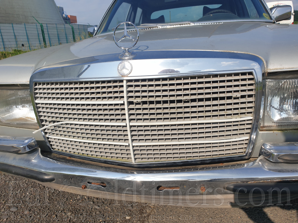 Mercedes-Benz 280SE W116 Stříbrná