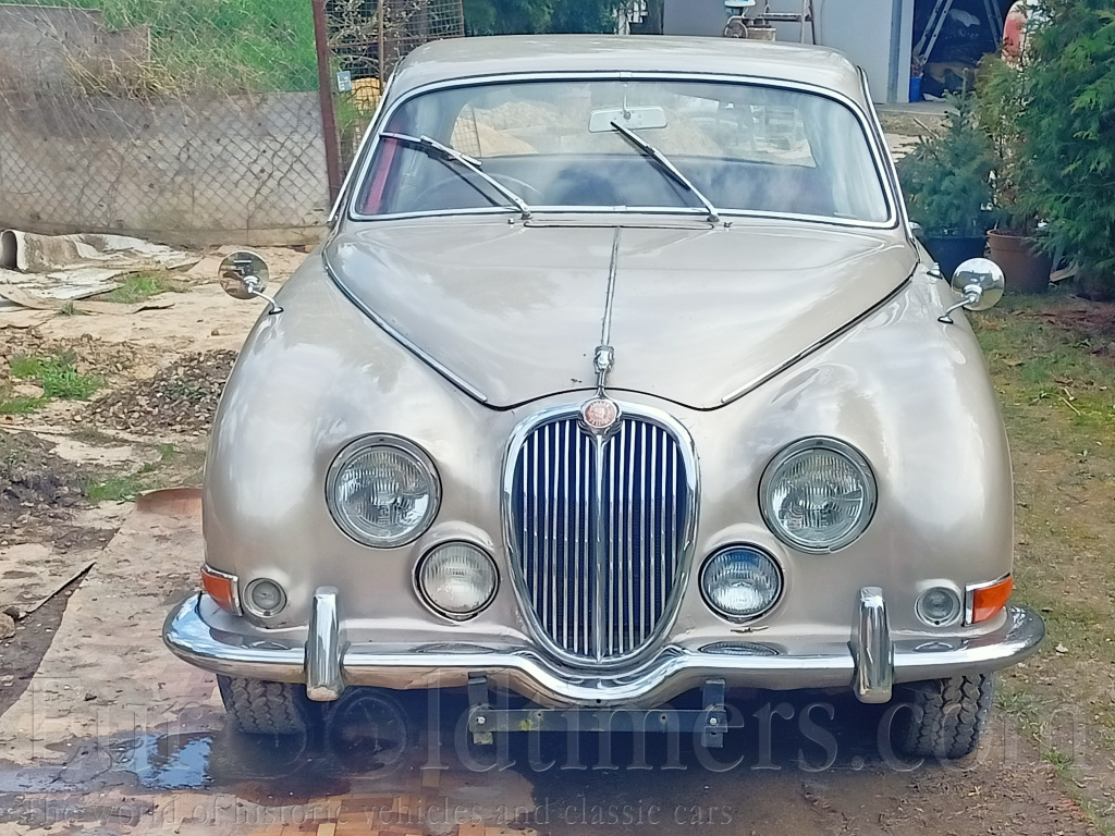 Víko motoru z  Jaguaru S-type 