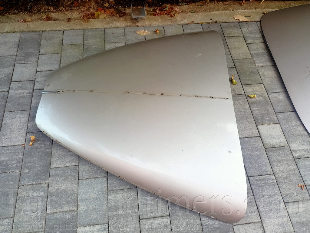 Víko motoru z  Jaguaru S-type 