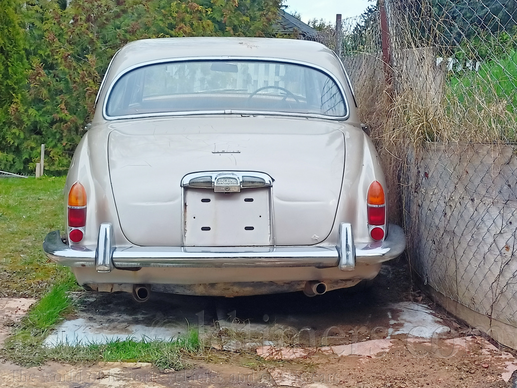 Víko kufru z  Jaguaru S-type