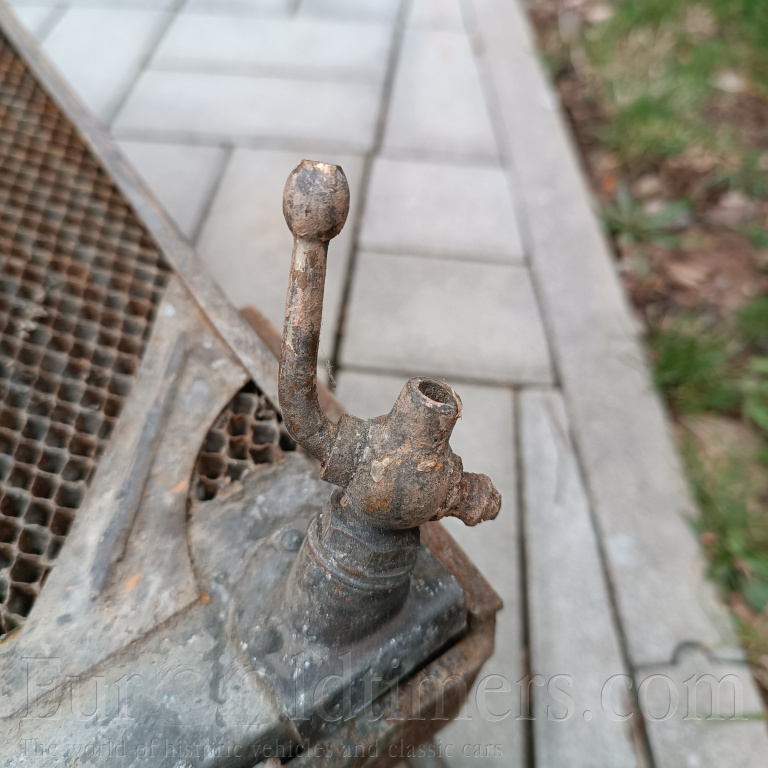 Předválečný, mosazný chladič