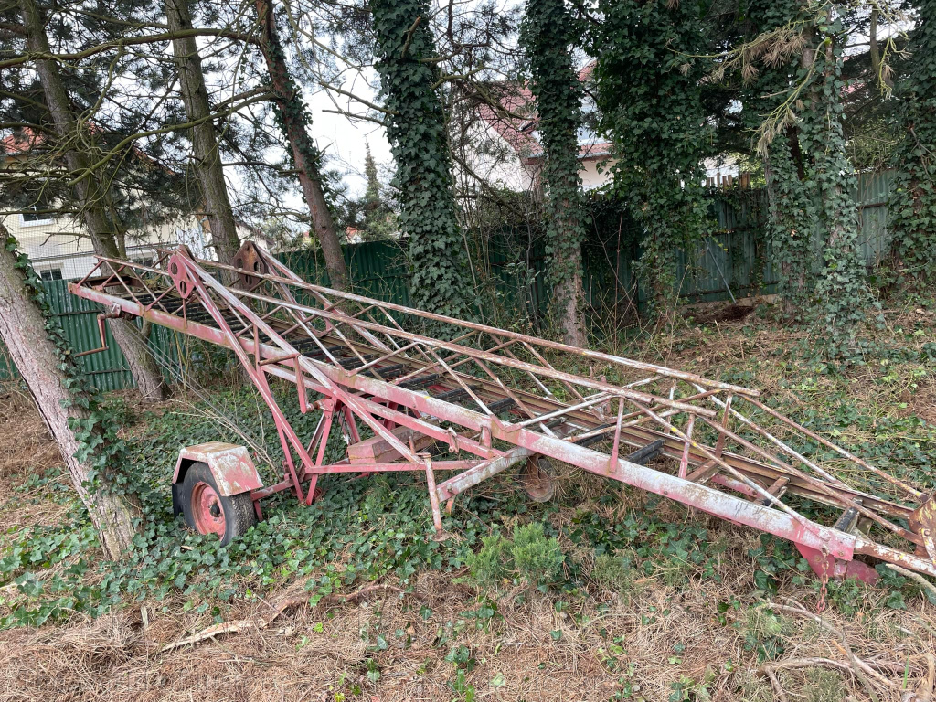 Starý mobilní hasičský žebřík