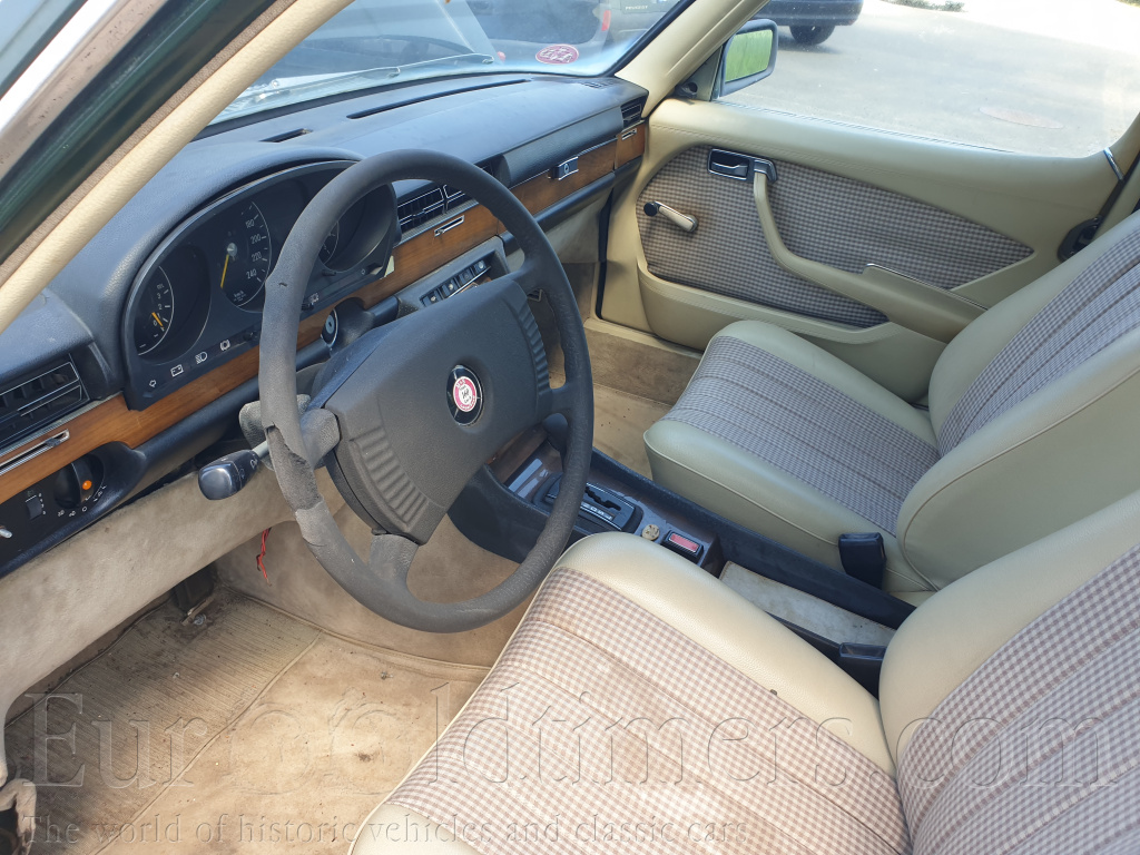 Mercedes-Benz 280SE W116 Zelená