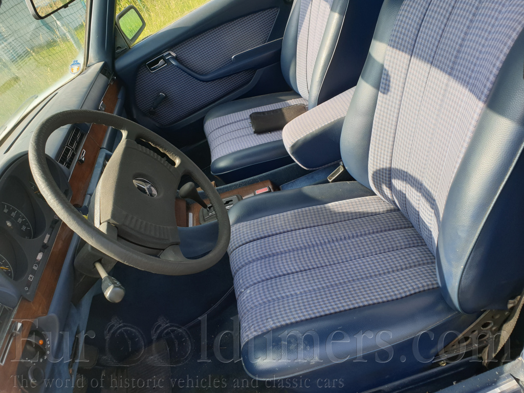 Mercedes-Benz 280SE W116 Stříbrná