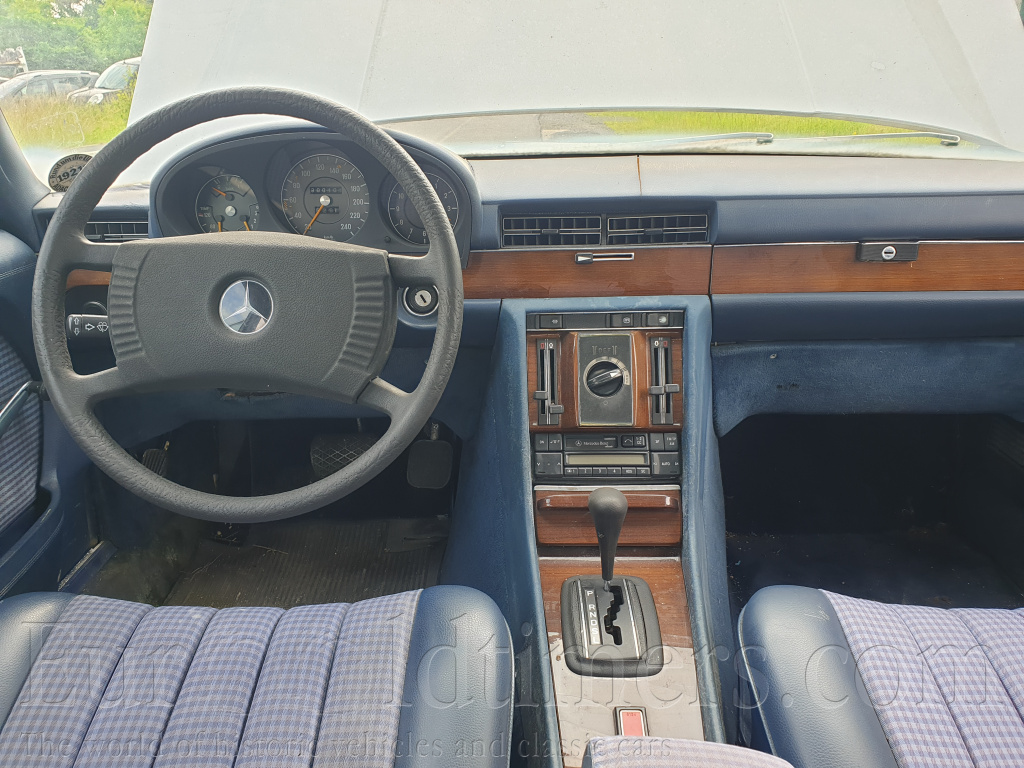 Mercedes-Benz 280SE W116 Stříbrná