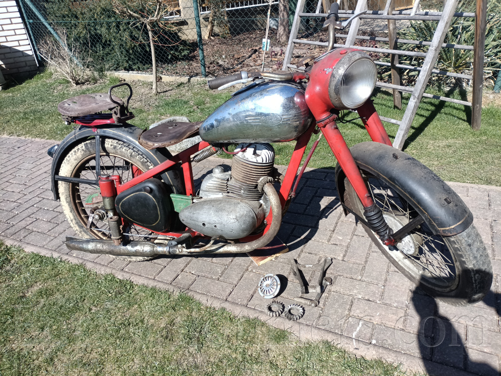 Jawa 250 Pérák 