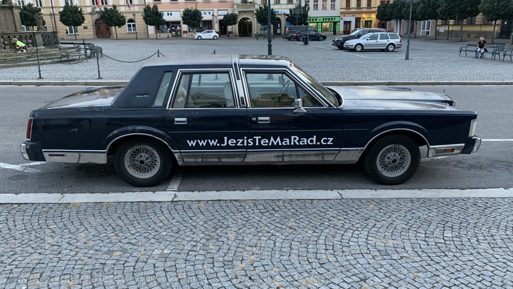 LINCOLN TOWN CAR V8 5L 