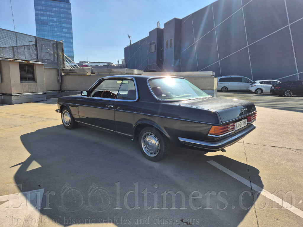 Mercedes 230C w123