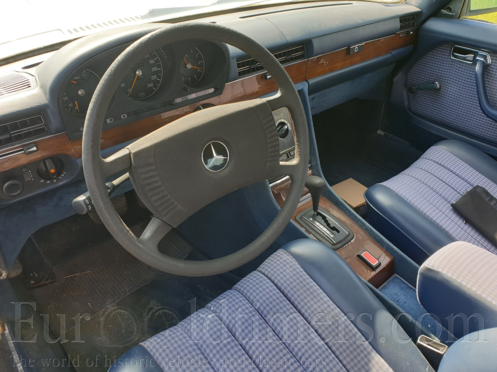 Mercedes-Benz 280SE W116 Stříbrná