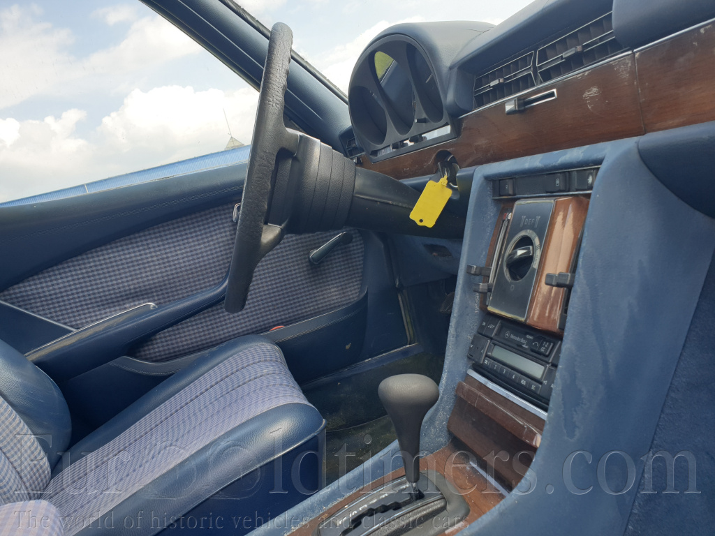 Mercedes-Benz 280SE W116 Stříbrná