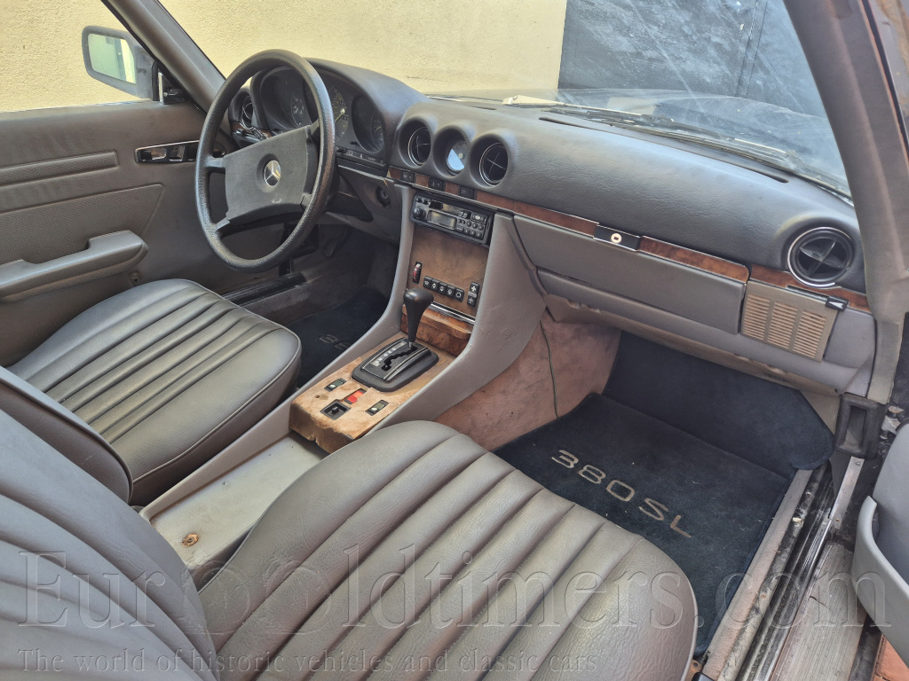 Mercedes Benz SL380 W107