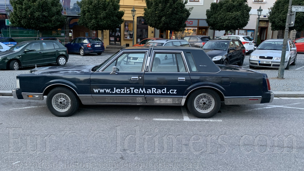 LINCOLN TOWN CAR V8 5L 